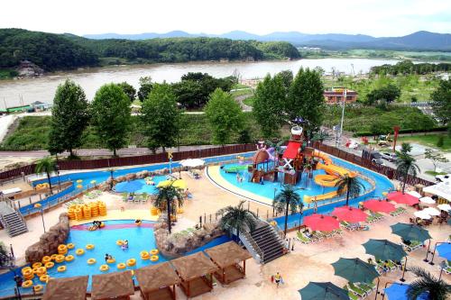 una vista aérea de un parque acuático con una gran piscina en Sun Valley Hotel en Yeoju