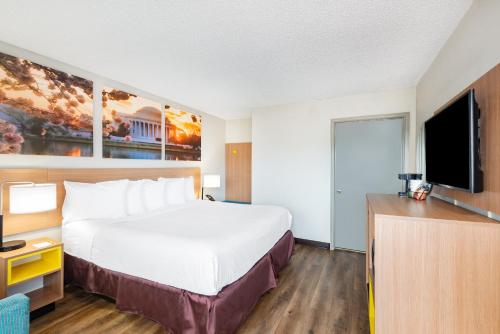 Days Inn by Wyndham Charlottesville/University Areaにあるベッド