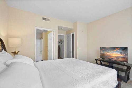 安納海姆的住宿－Lovely & coxy 2BR/2BA! 5MIN to Disney!，卧室配有白色的床和墙上的绘画作品