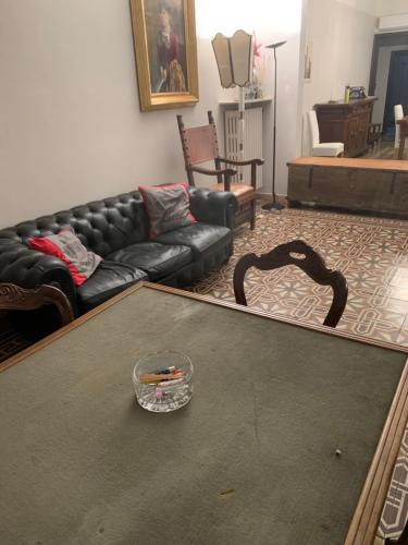 sala de estar con sofá y mesa en casa contessa rinaldi en Bolonia