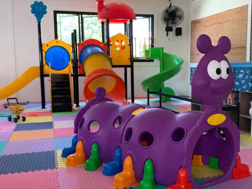 una zona de juegos para niños con un tren de juguete púrpura en Maya Resort Samui - Family resort-Sha Plus Extra, en Bophut 