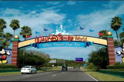 a sign for the entrance to the walt disney world at Find your Cozy home 8 minutes near Disney and Universal in Orlando