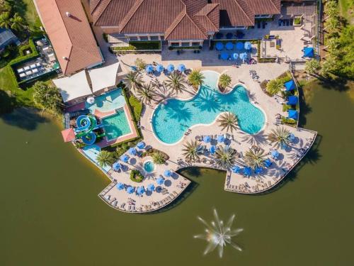 una vista aérea de un complejo con piscina en Find your Cozy home 8 minutes near Disney and Universal, en Orlando