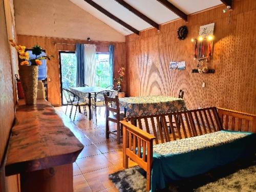 Sala de estar con 2 mesas y 2 bancos en marari rapa nui en Hanga Roa
