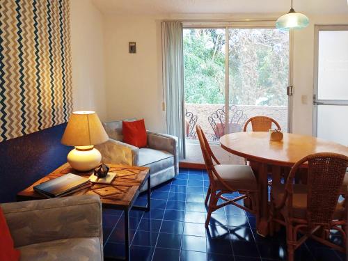 Suite 3C, Jacaranda, Garden House, Wewlcome to San Angel في مدينة ميكسيكو: غرفة معيشة مع طاولة وأريكة