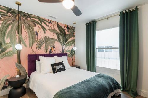 um quarto com uma cama grande e papel de parede tropical em * Backyard Oasis + Central Location @ The Wilson * em San Diego