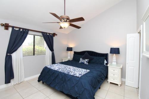 een slaapkamer met een bed en een plafondventilator bij Luxurious Scottsdale Guesthouse by the Pool in Phoenix