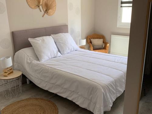 a bedroom with a large bed with white sheets at Appartement Arcachon, 3 pièces, 4 personnes - FR-1-319-458 in Arcachon