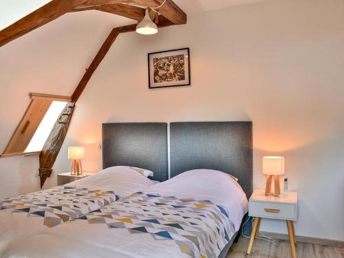 een slaapkamer met een groot bed en 2 lampen bij Gîte Terrasson-Lavilledieu, 3 pièces, 4 personnes - FR-1-616-263 in Terrasson