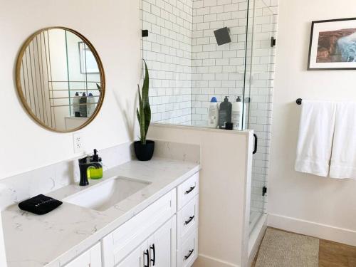 Vannituba majutusasutuses STUNNING Urban Farmhouse Minutes from Downtown