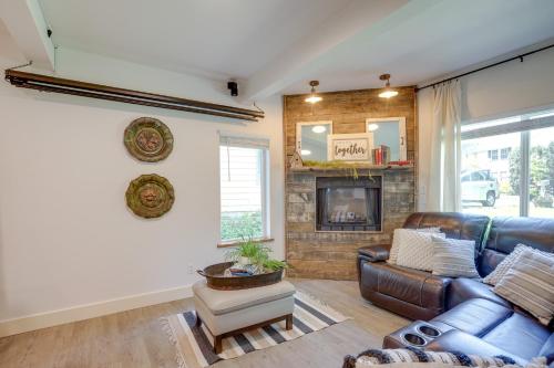 Χώρος καθιστικού στο Farmhouse with Private Hot Tub Less Than 1 Mile to Birch Bay