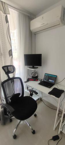 Una televisión o centro de entretenimiento en Confortable apartmento en Ricaurte cundinamarca
