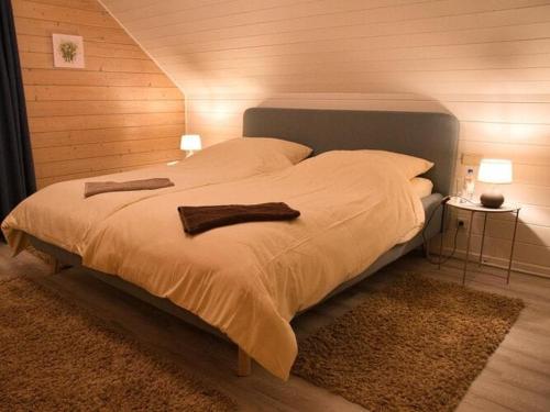 una camera da letto con un grande letto con due asciugamani di Semi-detached house, Hasselfelde a Hasselfelde