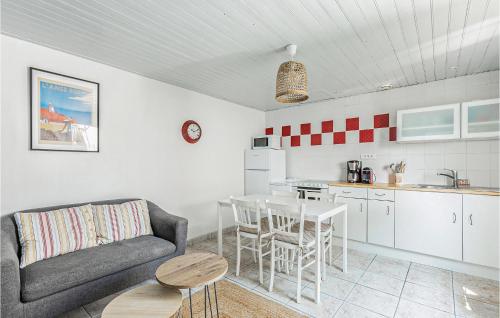 a living room with a couch and a table at Cozy Home In Noirmoutier En Lile in Noirmoutier-en-l'lle