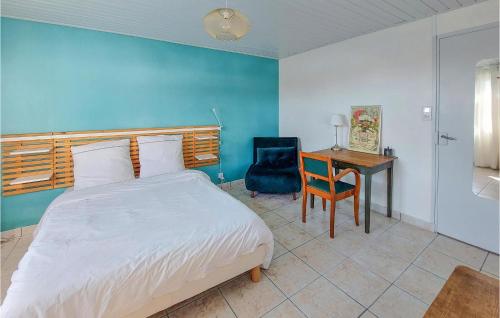 1 dormitorio con cama, escritorio y silla en Awesome Home In Noirmoutier En Lile With Kitchen, en Noirmoutier-en-l'Île