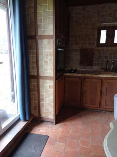 La salle de bains est pourvue d'un lavabo et d'une fenêtre. dans l'établissement La Pommeraie, à La Poterie-Mathieu