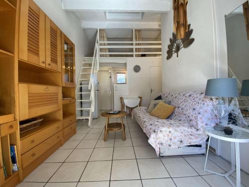 - un petit salon avec un canapé et un escalier dans l'établissement Appartement 2P avec Mezzanine, Balcon, Parking Privé - À 200m de la Plage de la Nartelle - FR-1-226-523, à Sainte-Maxime