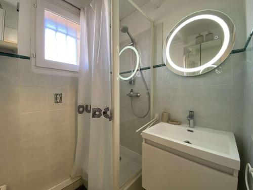 une salle de bain blanche avec un lavabo et un miroir dans l'établissement Appartement 2P avec Mezzanine, Balcon, Parking Privé - À 200m de la Plage de la Nartelle - FR-1-226-523, à Sainte-Maxime