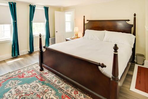 1 dormitorio con 1 cama grande con cortinas azules y alfombra en Warren Vacation Rental, Walk to Warren Town Beach, en Warren