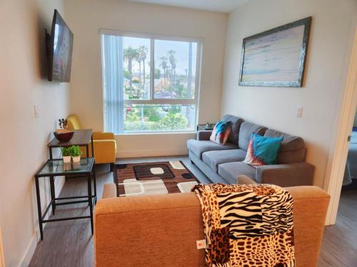 洛杉磯的住宿－Central Los Angeles Hollywood Homes，带沙发和窗户的客厅