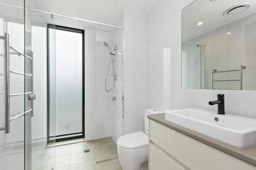 bagno bianco con lavandino e servizi igienici di Ambrosia - East End Hillside Haven a Adelaide