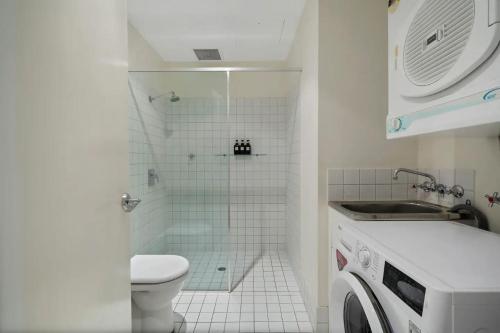 y baño con ducha, aseo y lavamanos. en Azalea - Rundle Mall Edge Residence on York, en Adelaida