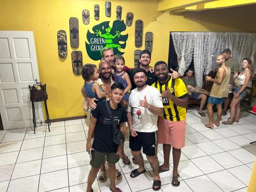 Un gruppo di uomini che posano per una foto in una stanza di Screaming Gecko Hostel Air-Con a Busuanga