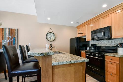 Sundial Lodge by Park City - Canyons Villageにあるキッチンまたは簡易キッチン