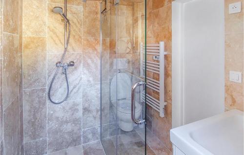 a bathroom with a glass shower with a toilet at Stunning Home In Noirmoutier En Lile in Noirmoutier-en-l'lle