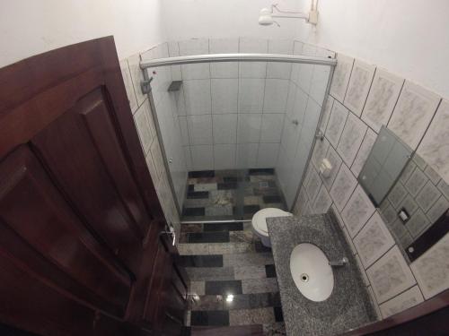 Avanhandava的住宿－維塔利酒店，一间带卫生间和水槽的小浴室