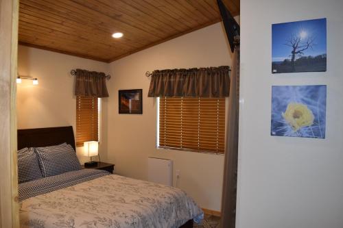 a bedroom with a bed and a window at Log Cottages at Bryce Canyon #3 in Cannonville