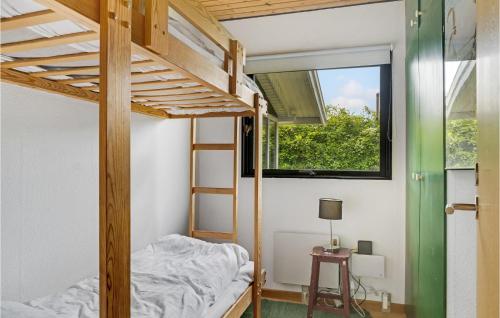 Tempat tidur susun dalam kamar di Stunning Home In Bog By With Kitchen