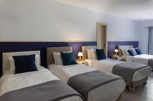 Ένα ή περισσότερα κρεβάτια σε δωμάτιο στο Hotel Kontes Comfort