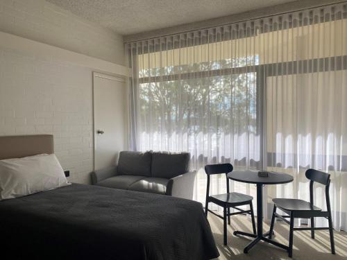 トロントにあるToronto Hotelのベッドルーム1室(ベッド1台、テーブル、椅子付)
