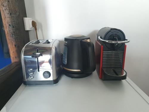Принадлежности для чая и кофе в EXIGEHOME-Grand studio en centre ville - 300 m du RER A