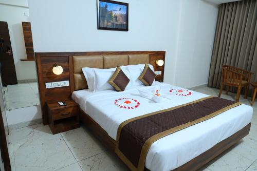 Un pat sau paturi într-o cameră la The Go davari Gokarna