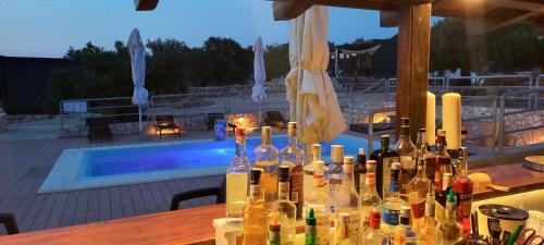 Nápoje v ubytování Beach house Hela - resort & tavern BAIN, free transport, pool, Island of Žut - Kornati