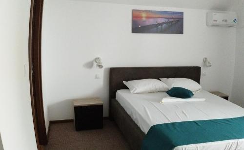 een hotelkamer met een bed en een spiegel bij REMINA in Sulina