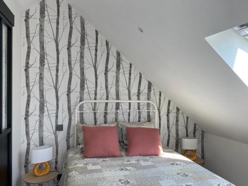 een slaapkamer met een bed met bomen aan de muur bij La châtre in Ronthon