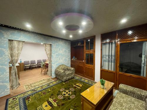 uma sala de estar com um sofá e uma mesa em Dzambala Home em Kathmandu