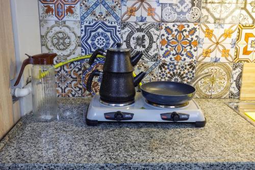 uma argamassa e um pilão em cima de um fogão em Fidelya Boutique Hotel em Istambul