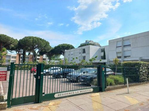 una puerta verde frente a un aparcamiento en studio parking privé climatisation plage proche, en La Grande-Motte