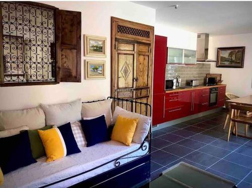 - un salon avec un canapé et des oreillers jaunes et bleus dans l'établissement La Canopée de Belgentier, à Belgentier