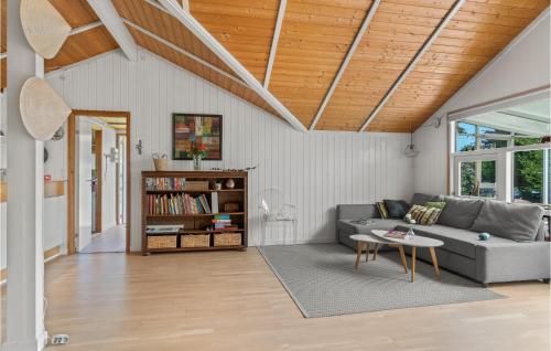 Posezení v ubytování 1 Bedroom Awesome Home In Jægerspris