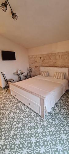 1 dormitorio con 1 cama grande en una habitación en Il Trullo di Nonna Lella, en Castellana Grotte