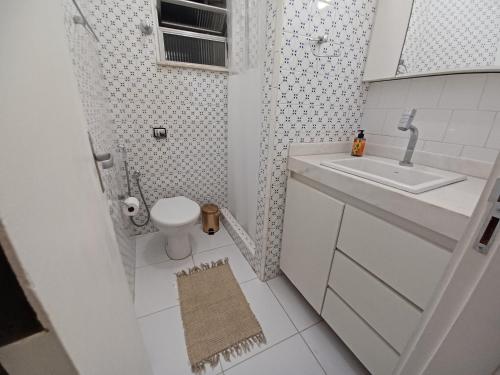 Baño pequeño con lavabo y aseo en Apartamento Jardim Botânico en Río de Janeiro