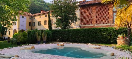 basen w ogrodzie domu w obiekcie Corte dell'Uva w mieście Belveglio