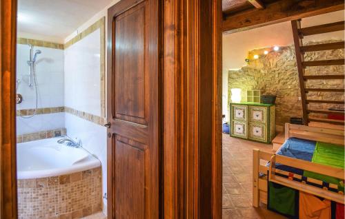 ein Bad mit einer Badewanne und einem Waschbecken in einem Zimmer in der Unterkunft Gorgeous Apartment In Izzalini With Outdoor Swimming Pool in Izzalini