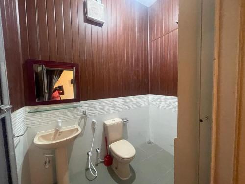 ein Bad mit einem WC und einem Waschbecken in der Unterkunft Catray Inn in Kalmunai