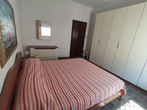 トッレ・ラピッロにあるCasa Vacanze Salentoのベッドルーム1室(ストライプ毛布付きのベッド1台付)
